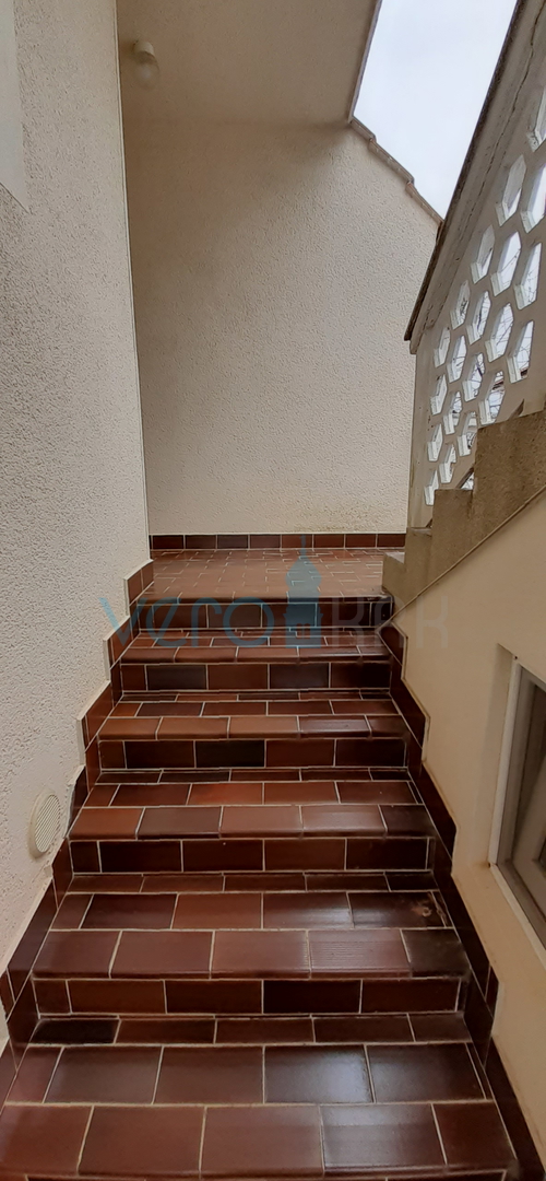 Otok Krk, grad Krk, dvojna kuća sa tri apartmana na 400m od mora