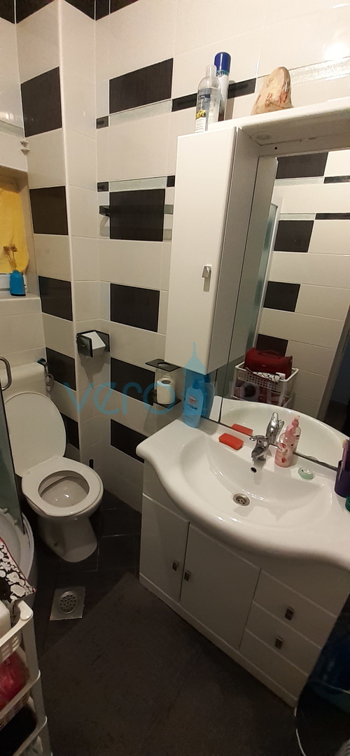 Otok Krk, grad Krk, dvojna kuća sa tri apartmana na 400m od mora