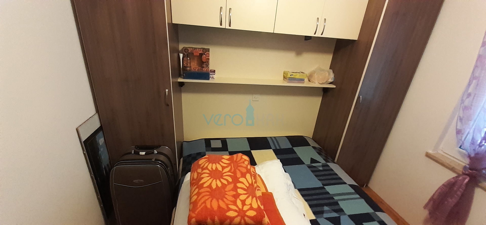 Otok Krk, grad Krk, dvojna kuća sa tri apartmana na 400m od mora