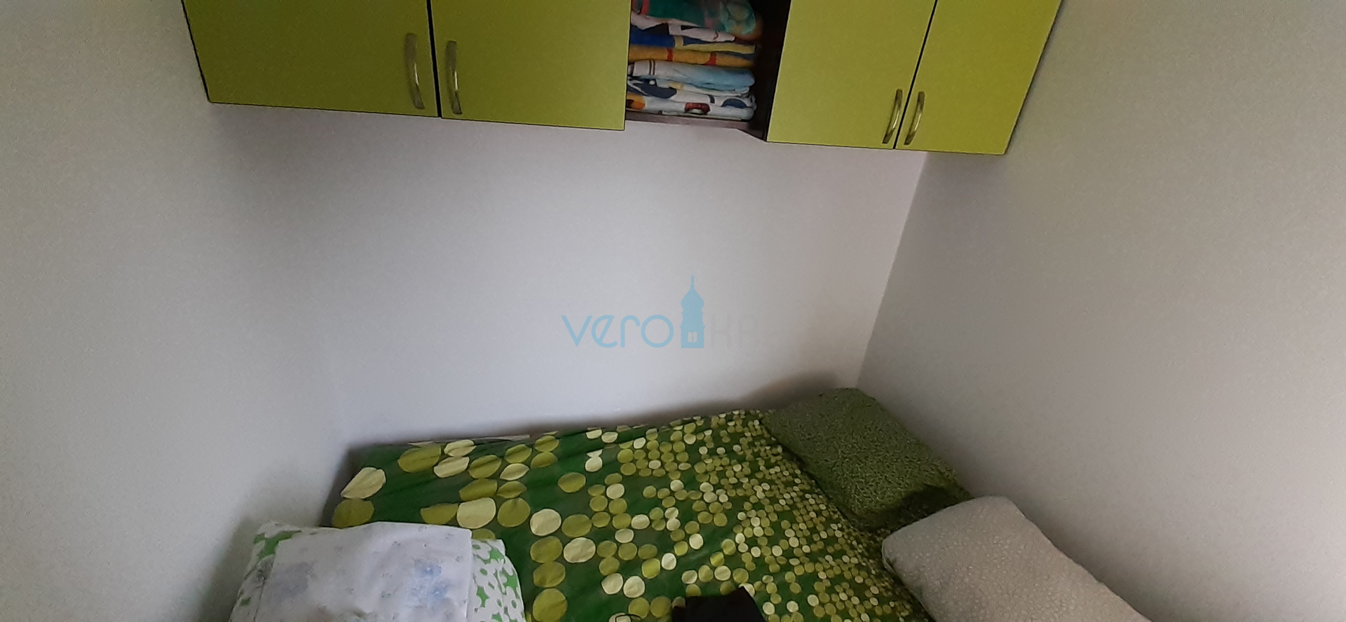 Otok Krk, grad Krk, dvojna kuća sa tri apartmana na 400m od mora