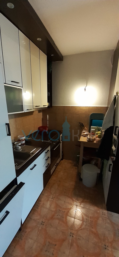 Otok Krk, grad Krk, dvojna kuća sa tri apartmana na 400m od mora