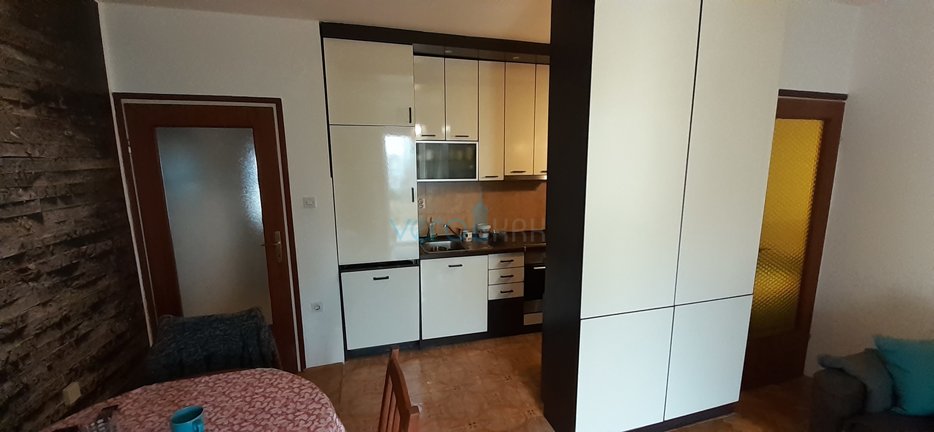 Otok Krk, grad Krk, dvojna kuća sa tri apartmana na 400m od mora