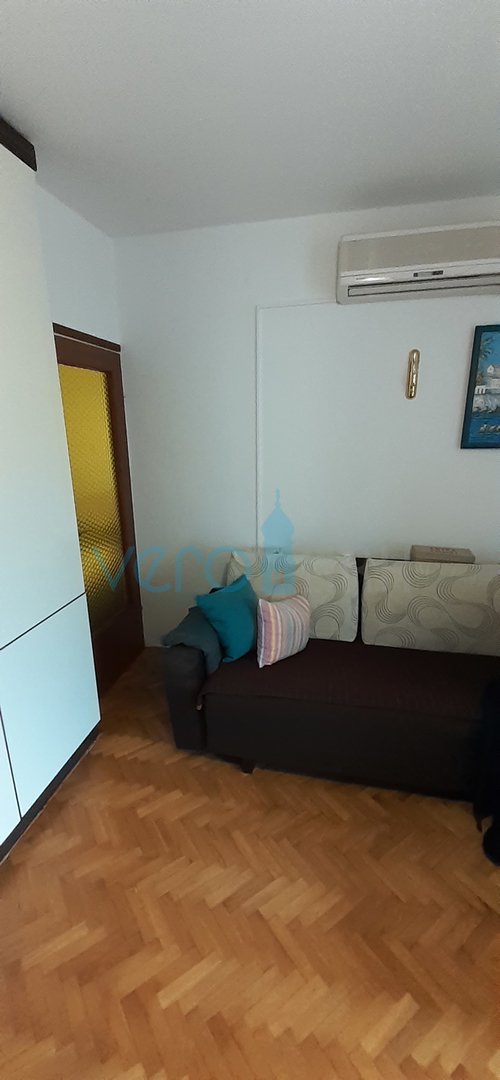 Otok Krk, grad Krk, dvojna kuća sa tri apartmana na 400m od mora