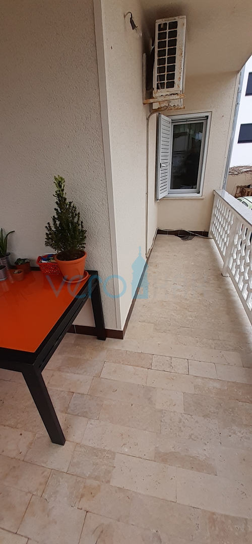 Otok Krk, grad Krk, dvojna kuća sa tri apartmana na 400m od mora