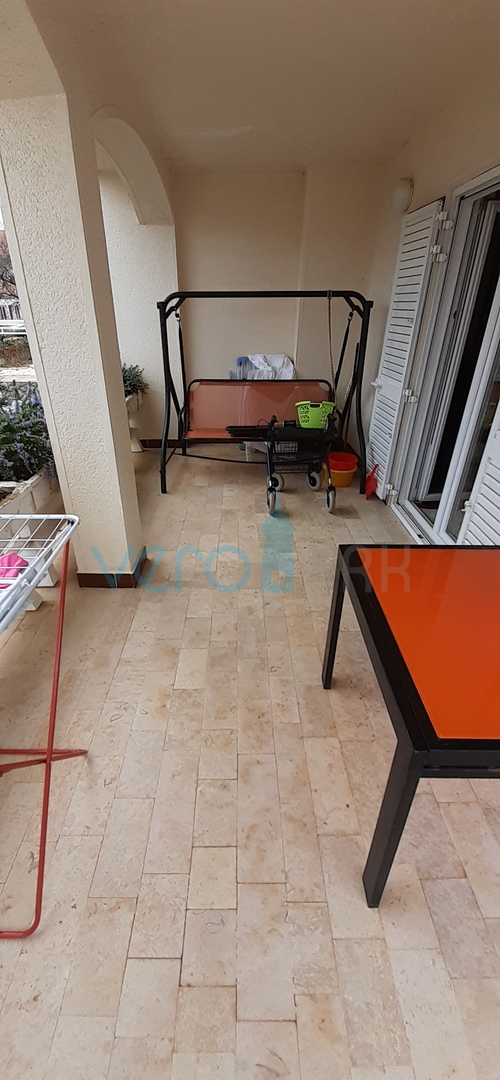 Otok Krk, grad Krk, dvojna kuća sa tri apartmana na 400m od mora