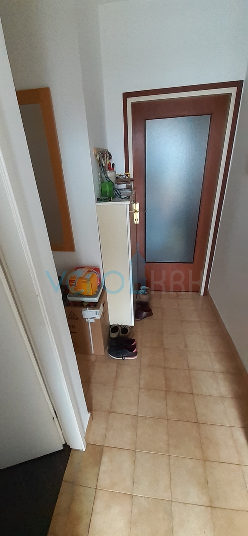 Otok Krk, grad Krk, dvojna kuća sa tri apartmana na 400m od mora