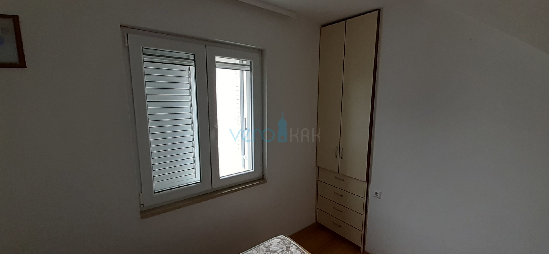 Otok Krk, grad Krk, dvojna kuća sa tri apartmana na 400m od mora