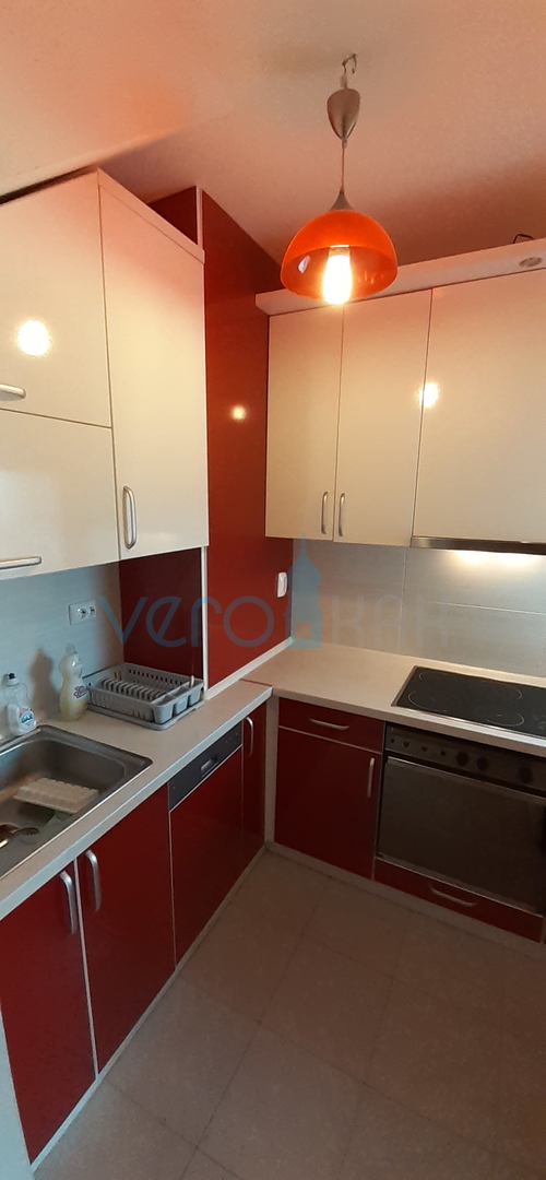 Otok Krk, grad Krk, dvojna kuća sa tri apartmana na 400m od mora