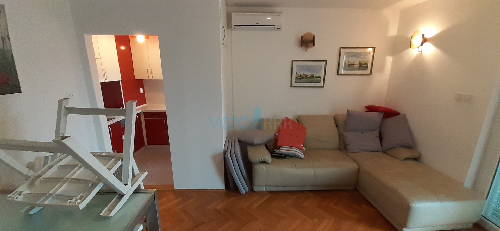 Otok Krk, grad Krk, dvojna kuća sa tri apartmana na 400m od mora