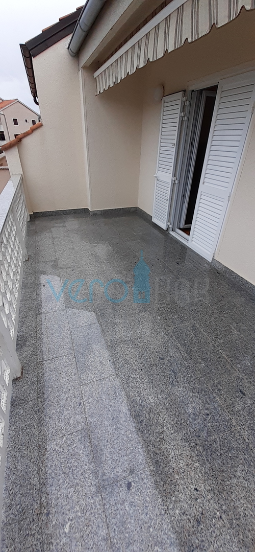 Otok Krk, grad Krk, dvojna kuća sa tri apartmana na 400m od mora