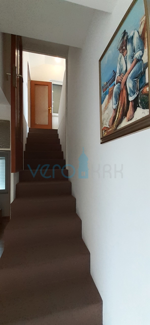 Otok Krk, grad Krk, dvojna kuća sa tri apartmana na 400m od mora