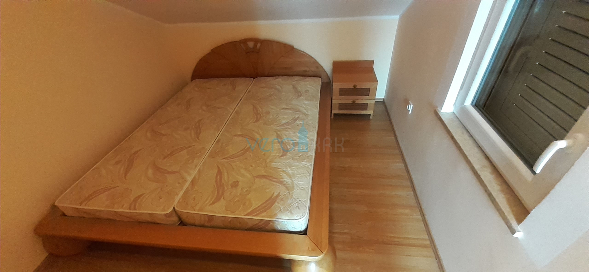 Otok Krk, grad Krk, dvojna kuća sa tri apartmana na 400m od mora