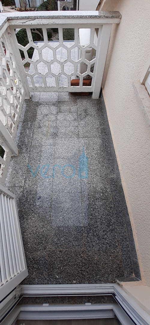 Otok Krk, grad Krk, dvojna kuća sa tri apartmana na 400m od mora