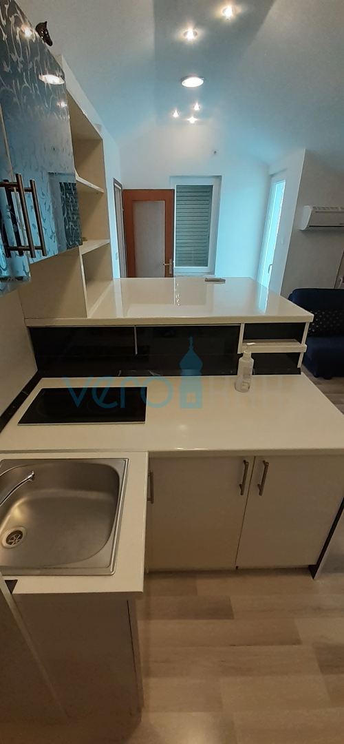 Otok Krk, grad Krk, dvojna kuća sa tri apartmana na 400m od mora