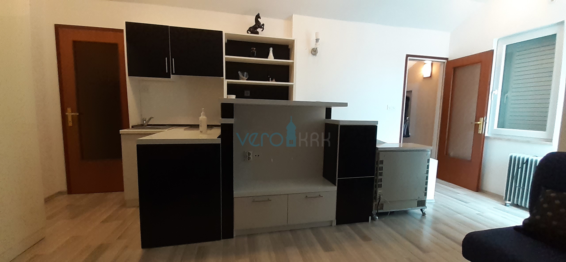 Otok Krk, grad Krk, dvojna kuća sa tri apartmana na 400m od mora