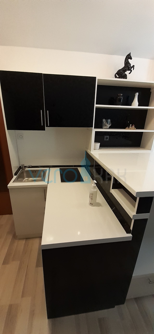 Otok Krk, grad Krk, dvojna kuća sa tri apartmana na 400m od mora