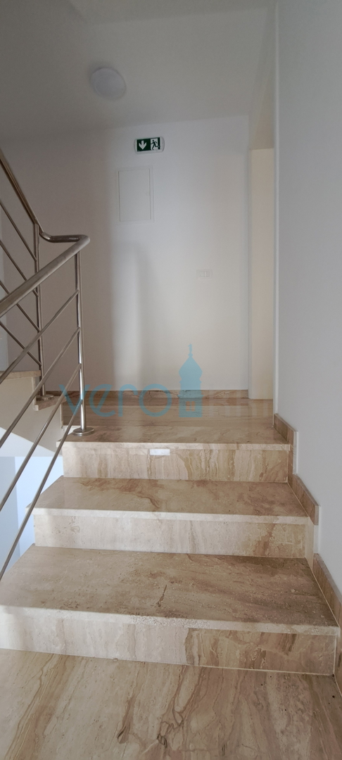 Otok Krk, Njivice, dvosoban stan 62 m2 u prizemlju s pogledom na more i okućnicom 66 m2