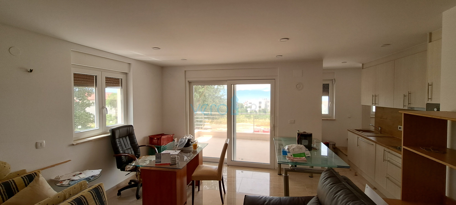 Otok Krk, Njivice, dvosoban stan 62 m2 u prizemlju s pogledom na more i okućnicom 66 m2