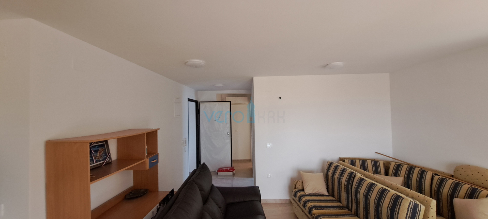 Otok Krk, Njivice, dvosoban stan 62 m2 u prizemlju s pogledom na more i okućnicom 66 m2