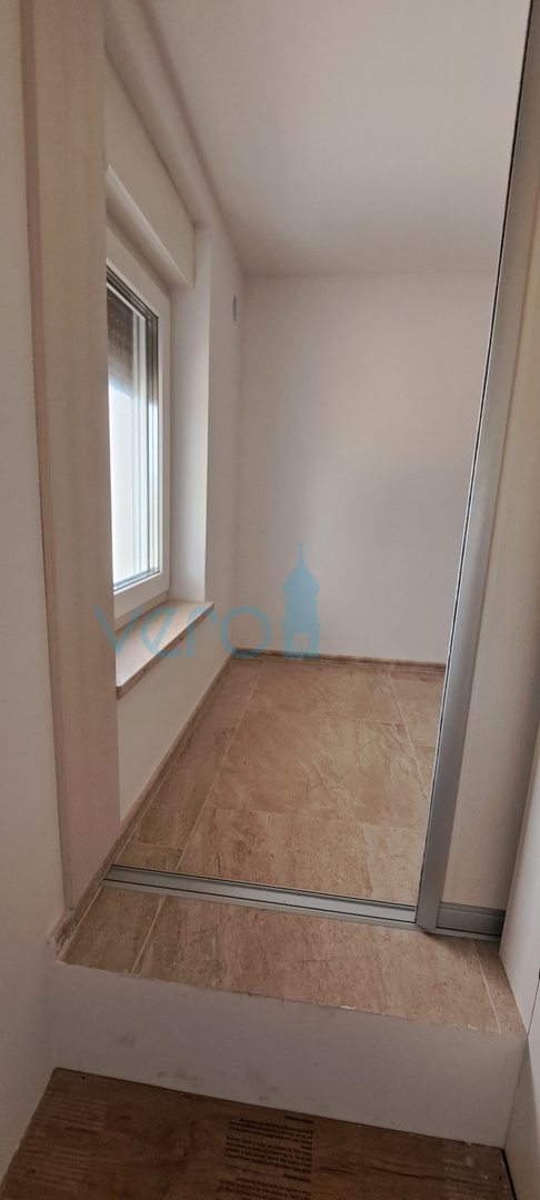 Otok Krk, Njivice, dvosoban stan 62 m2 u prizemlju s pogledom na more i okućnicom 66 m2