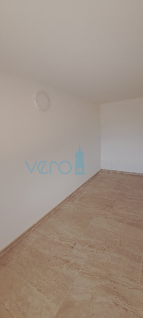 Otok Krk, Njivice, dvosoban stan 62 m2 u prizemlju s pogledom na more i okućnicom 66 m2