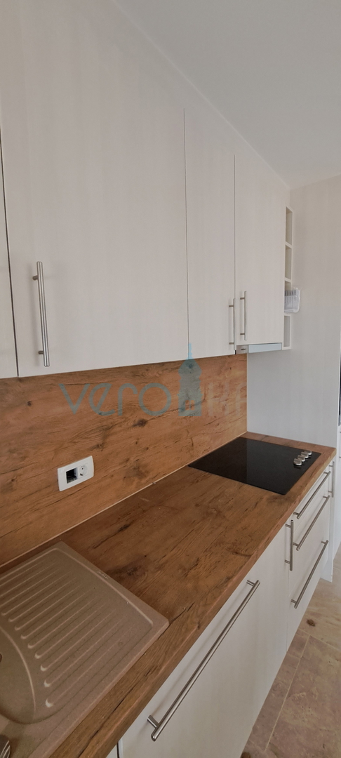 Otok Krk, Njivice, dvosoban stan 62 m2 u prizemlju s pogledom na more i okućnicom 66 m2