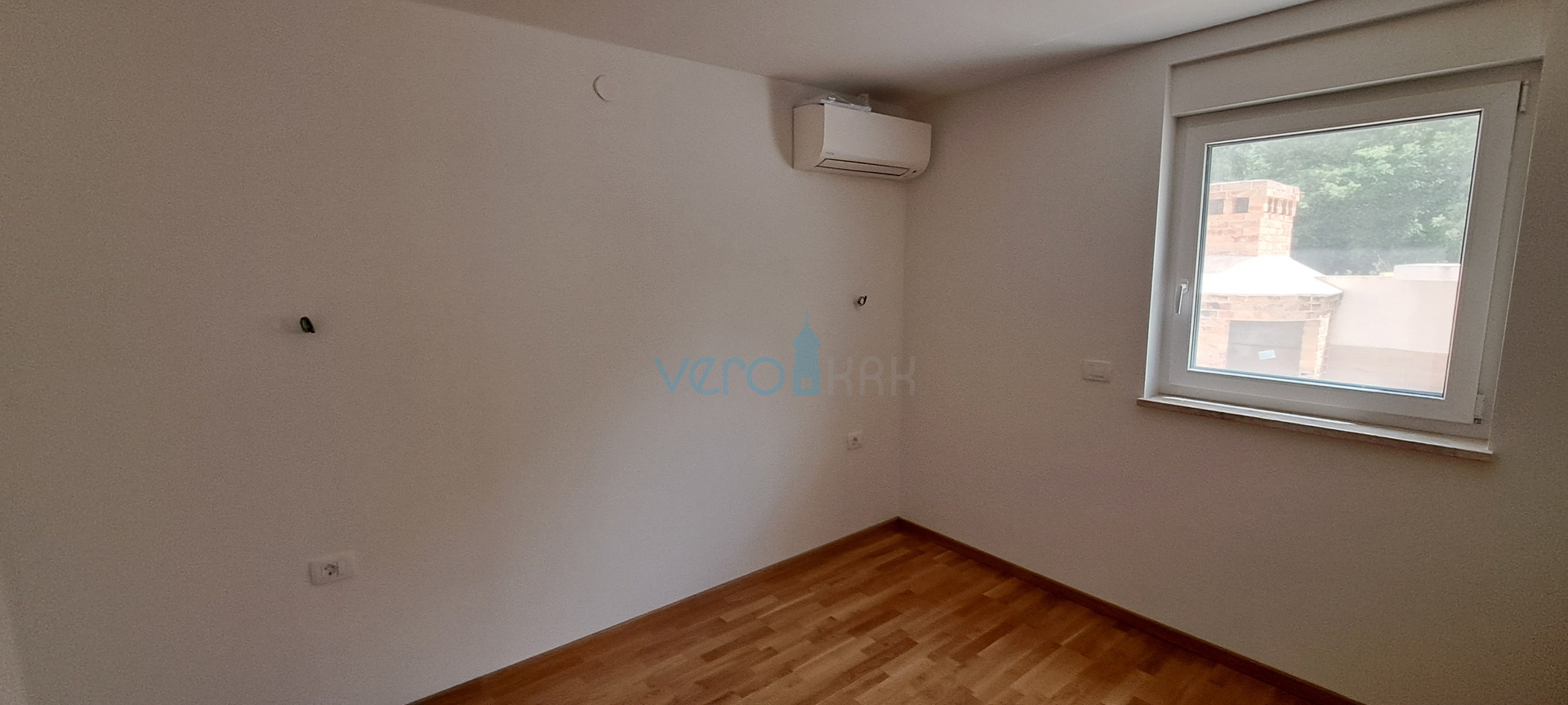 Otok Krk, Njivice, dvosoban stan 62 m2 u prizemlju s pogledom na more i okućnicom 66 m2