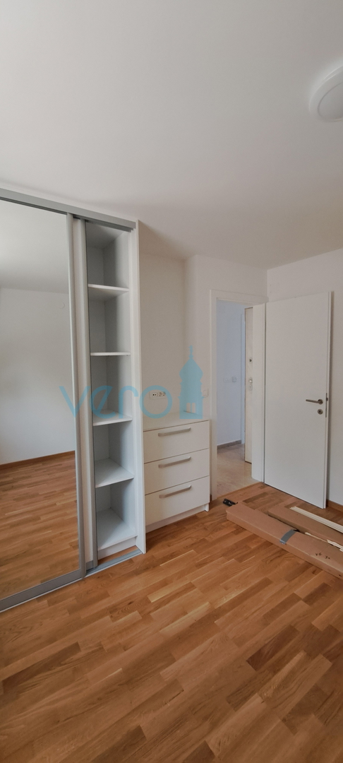 Otok Krk, Njivice, dvosoban stan 62 m2 u prizemlju s pogledom na more i okućnicom 66 m2