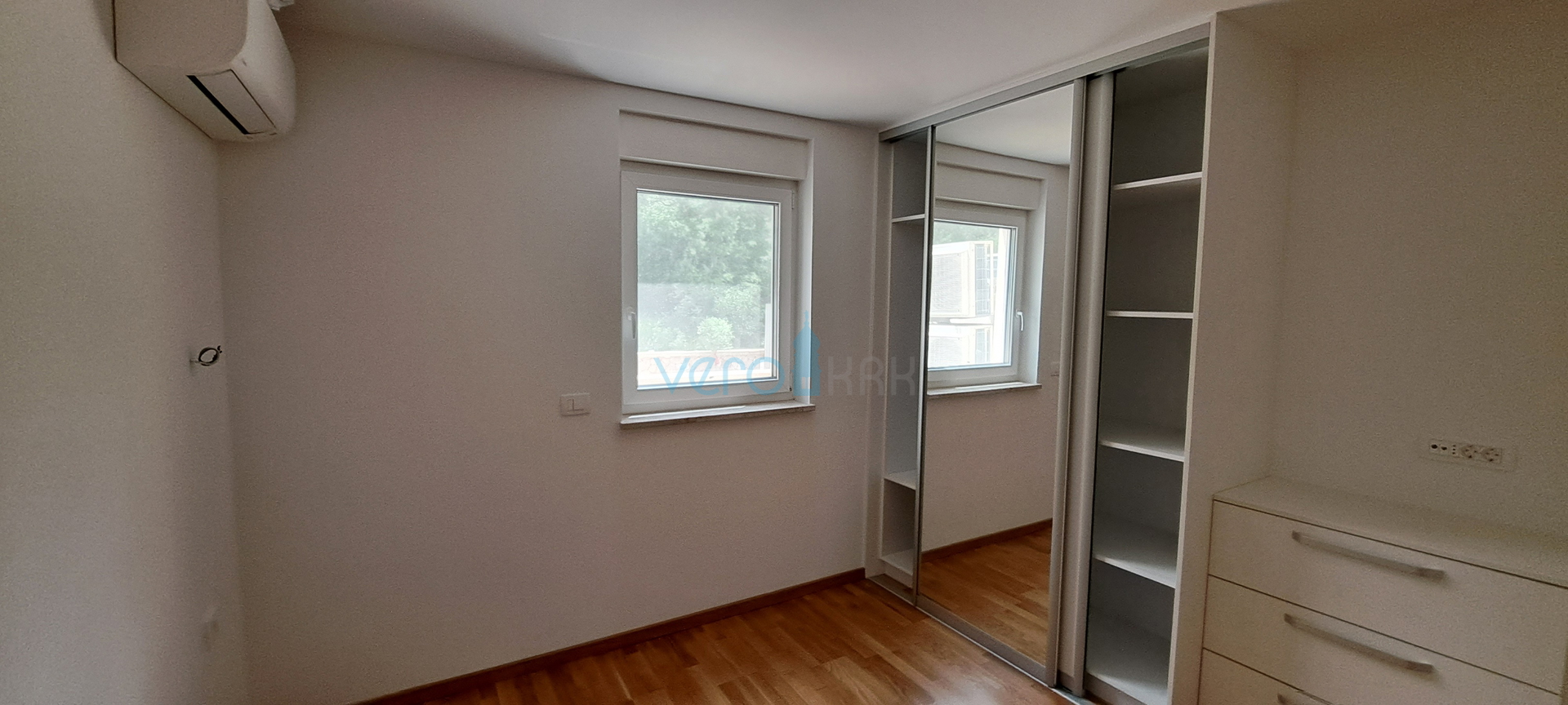 Otok Krk, Njivice, dvosoban stan 62 m2 u prizemlju s pogledom na more i okućnicom 66 m2
