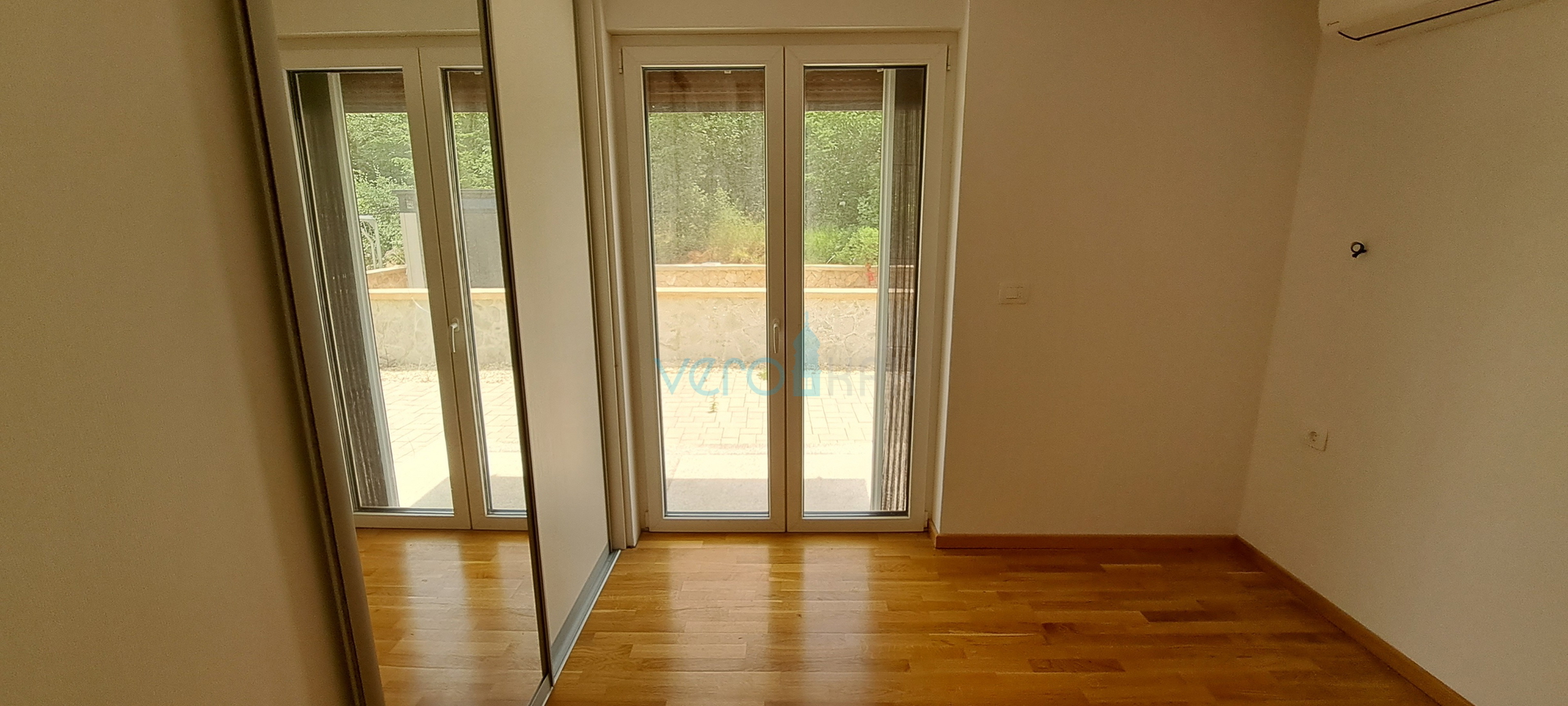 Otok Krk, Njivice, dvosoban stan 62 m2 u prizemlju s pogledom na more i okućnicom 66 m2