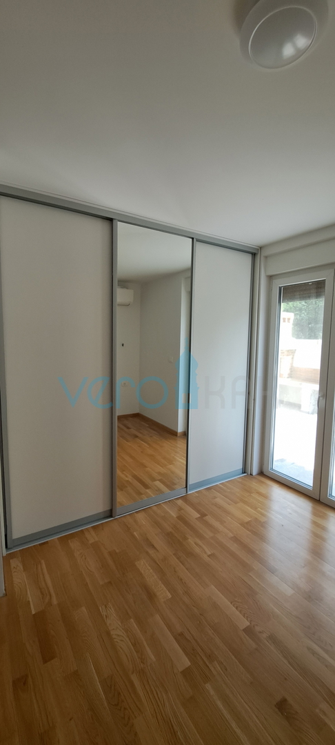 Otok Krk, Njivice, dvosoban stan 62 m2 u prizemlju s pogledom na more i okućnicom 66 m2