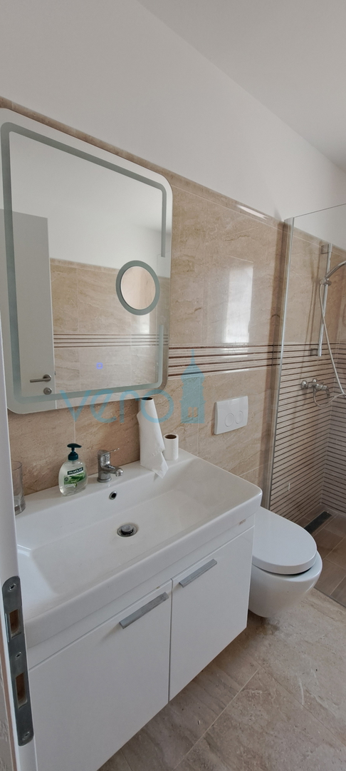 Otok Krk, Njivice, dvosoban stan 62 m2 u prizemlju s pogledom na more i okućnicom 66 m2