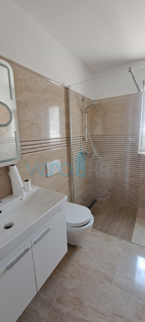 Otok Krk, Njivice, dvosoban stan 62 m2 u prizemlju s pogledom na more i okućnicom 66 m2