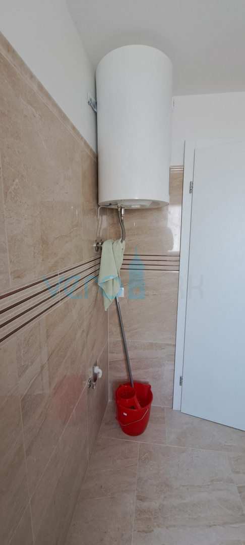 Otok Krk, Njivice, dvosoban stan 62 m2 u prizemlju s pogledom na more i okućnicom 66 m2