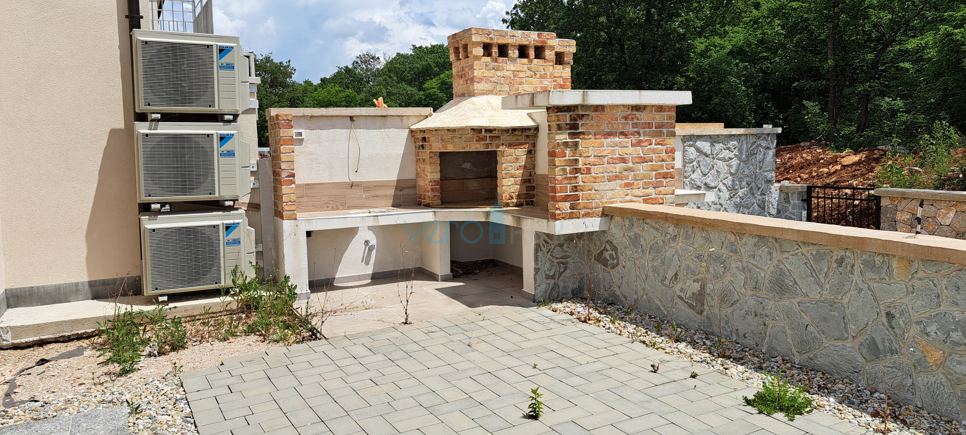 Otok Krk, Njivice, dvosoban stan 62 m2 u prizemlju s pogledom na more i okućnicom 66 m2