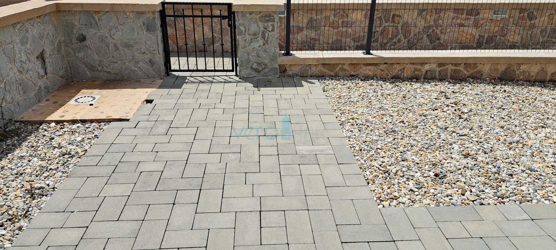 Otok Krk, Njivice, dvosoban stan 62 m2 u prizemlju s pogledom na more i okućnicom 66 m2