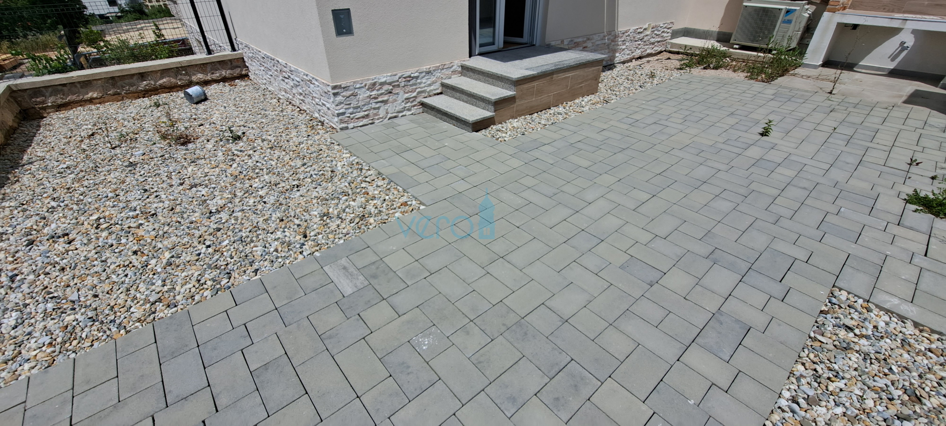 Otok Krk, Njivice, dvosoban stan 62 m2 u prizemlju s pogledom na more i okućnicom 66 m2