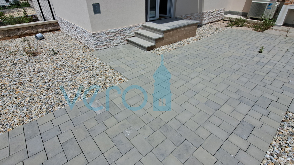 Otok Krk, Njivice, dvosoban stan 62 m2 u prizemlju s pogledom na more i okućnicom 66 m2