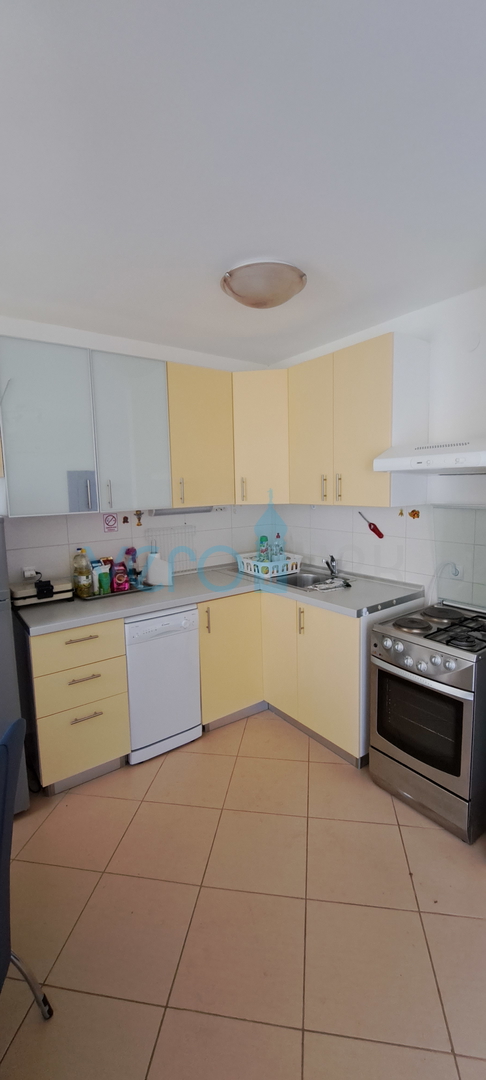 Uvala Soline, otok Krk, dvoetažni stan 89 m2 sa pogledom na more i okućnicom