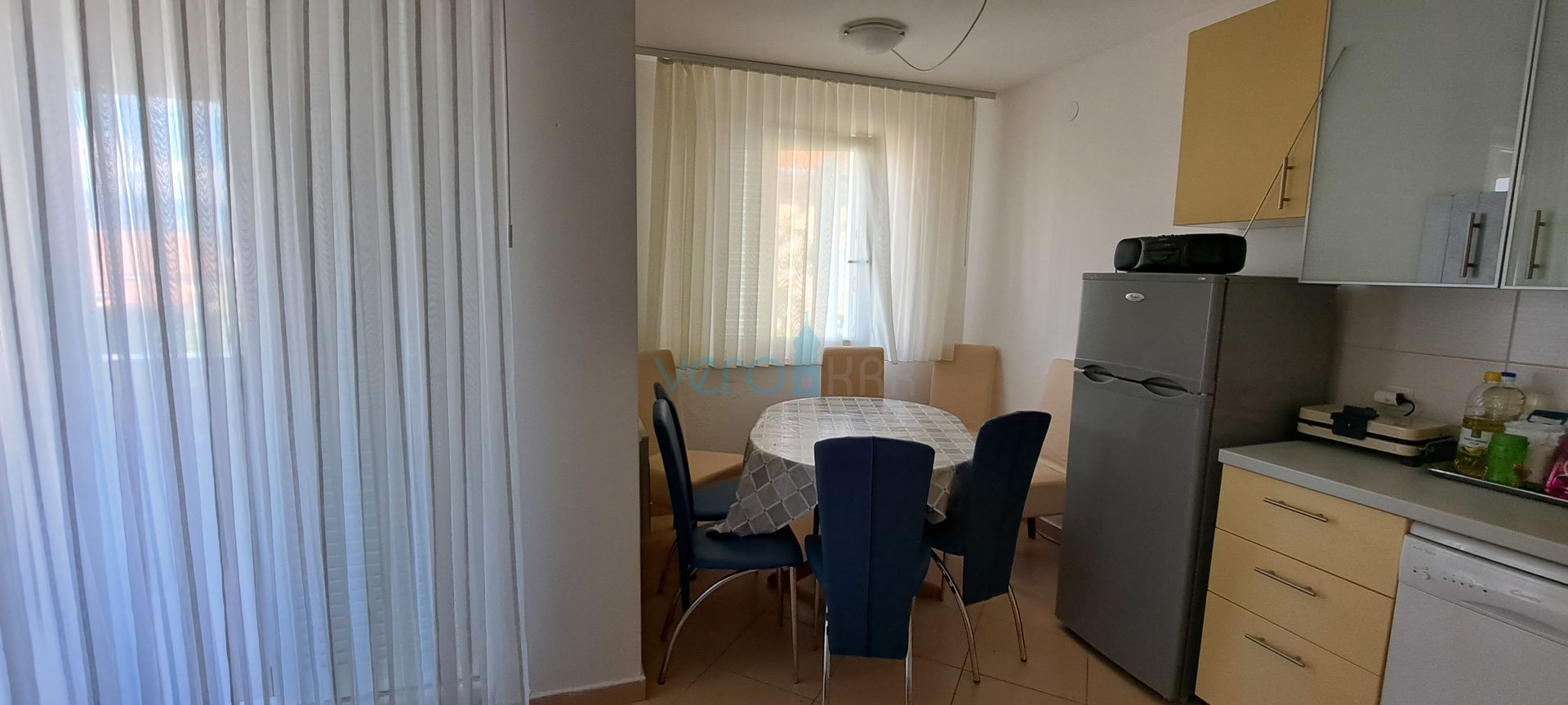 Uvala Soline, otok Krk, dvoetažni stan 89 m2 sa pogledom na more i okućnicom
