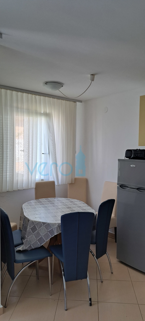 Uvala Soline, otok Krk, dvoetažni stan 89 m2 sa pogledom na more i okućnicom