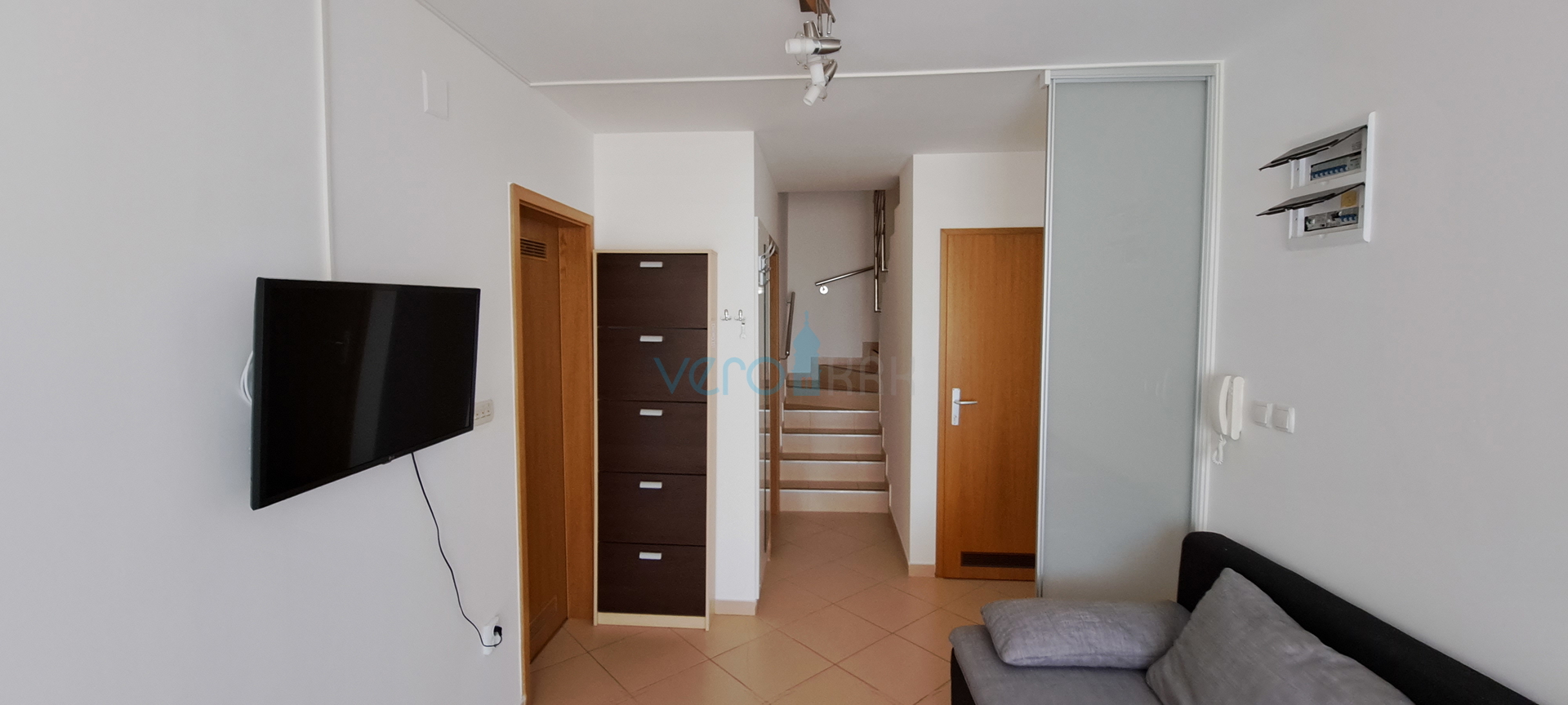 Uvala Soline, otok Krk, dvoetažni stan 89 m2 sa pogledom na more i okućnicom