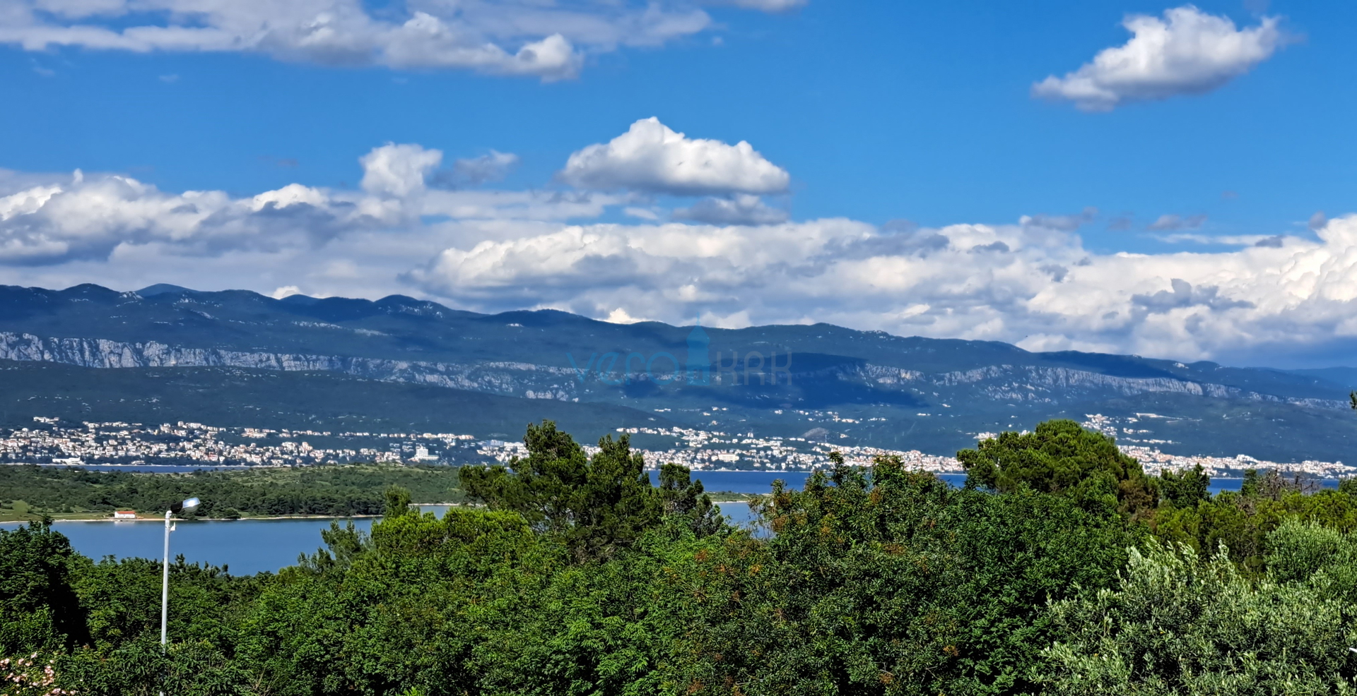 Uvala Soline, otok Krk, dvoetažni stan 89 m2 sa pogledom na more i okućnicom