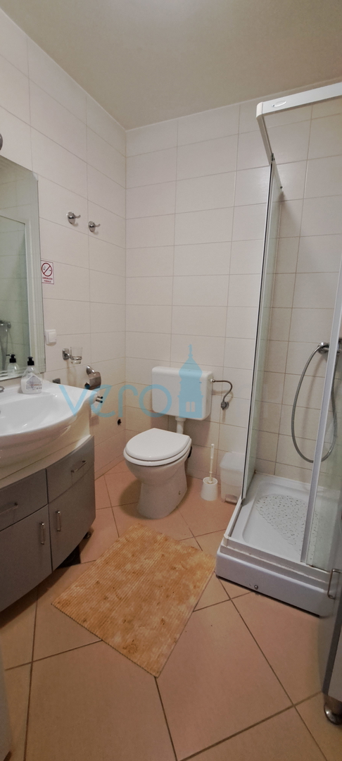 Uvala Soline, otok Krk, dvoetažni stan 89 m2 sa pogledom na more i okućnicom