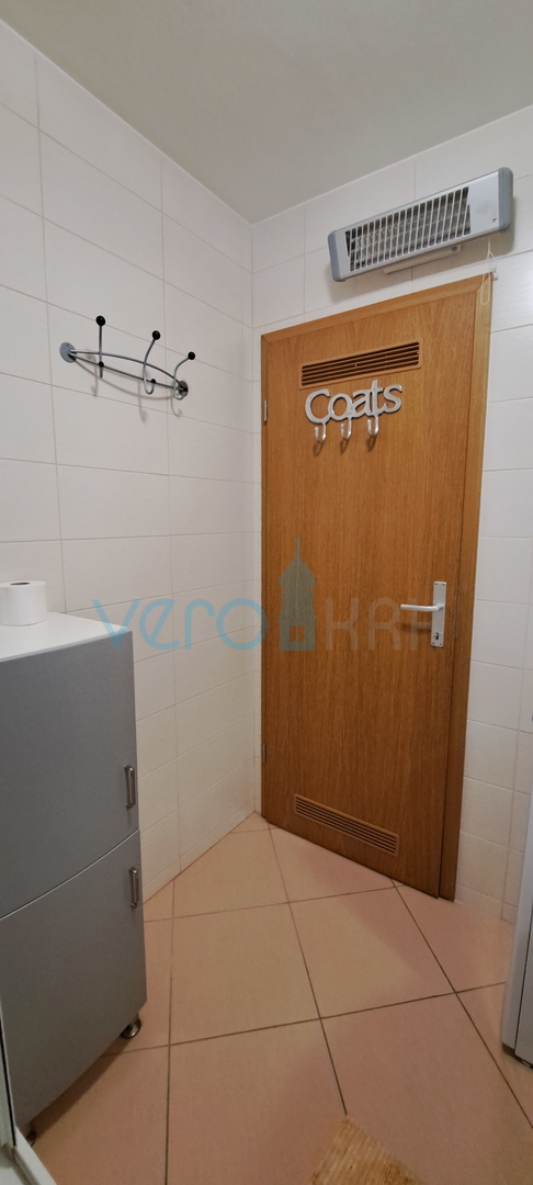Uvala Soline, otok Krk, dvoetažni stan 89 m2 sa pogledom na more i okućnicom