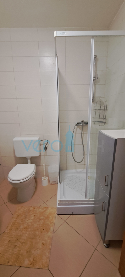 Uvala Soline, otok Krk, dvoetažni stan 89 m2 sa pogledom na more i okućnicom