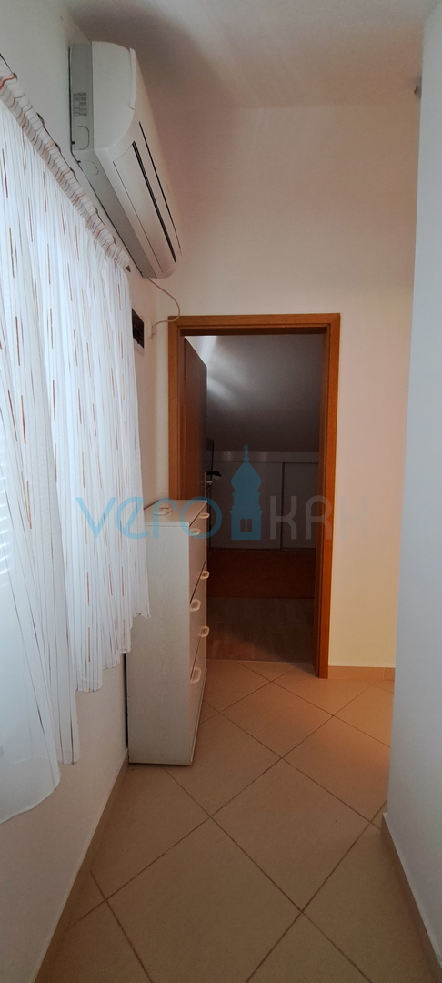 Uvala Soline, otok Krk, dvoetažni stan 89 m2 sa pogledom na more i okućnicom