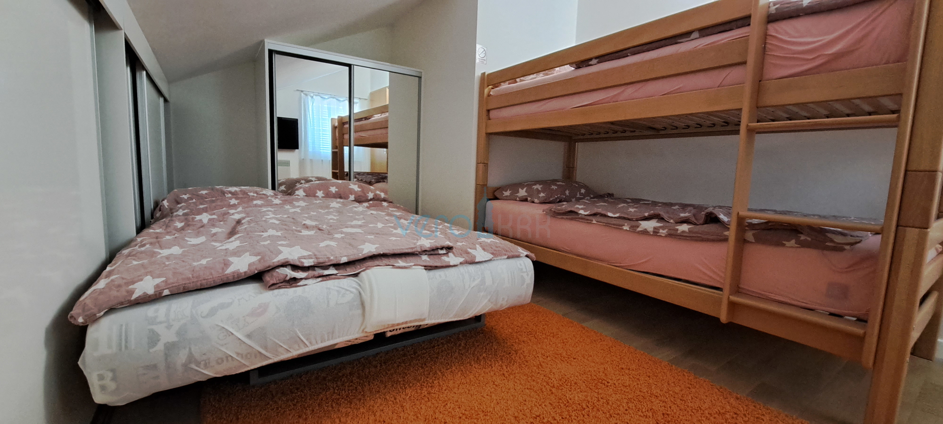 Uvala Soline, otok Krk, dvoetažni stan 89 m2 sa pogledom na more i okućnicom