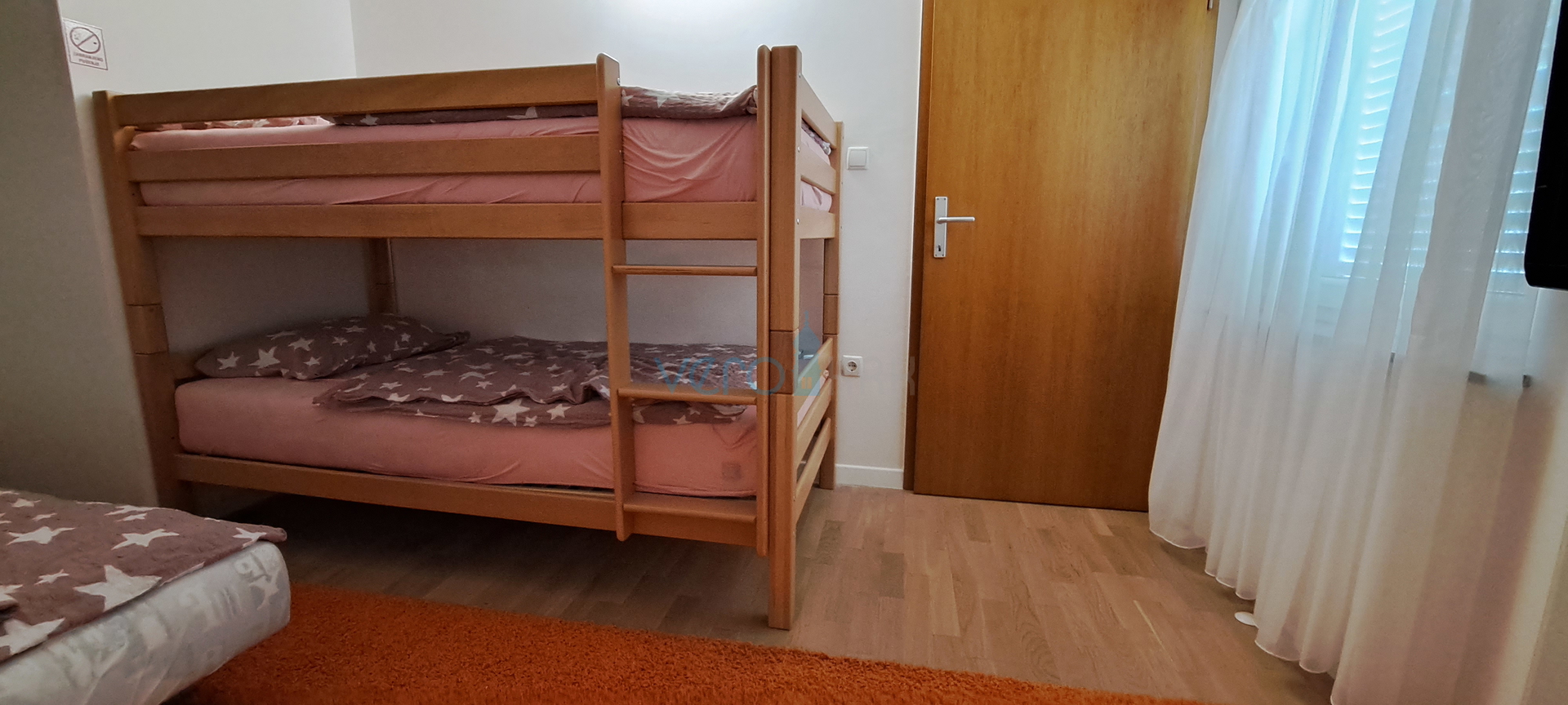 Uvala Soline, otok Krk, dvoetažni stan 89 m2 sa pogledom na more i okućnicom