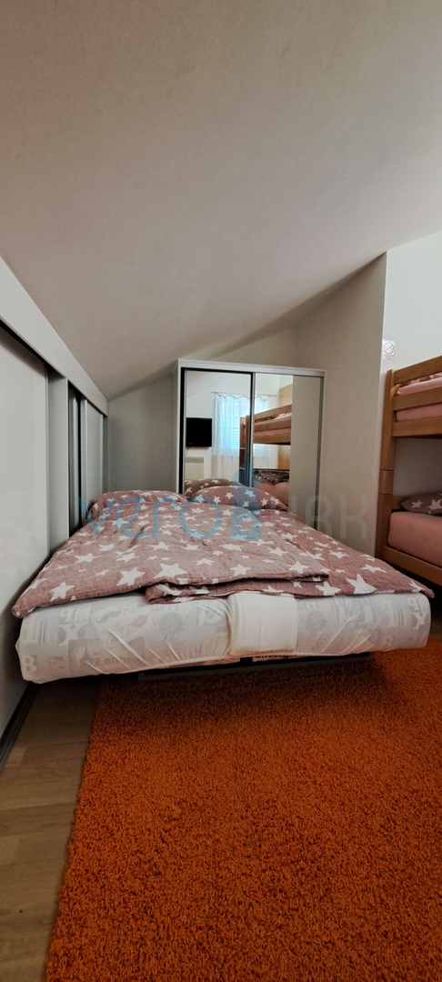 Uvala Soline, otok Krk, dvoetažni stan 89 m2 sa pogledom na more i okućnicom